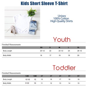 Puede incluir: Una camiseta blanca de manga corta con una tabla de tallas para ni&ntilde;os y beb&eacute;s. La tabla muestra las medidas en pulgadas para la longitud y el ancho del cuerpo.