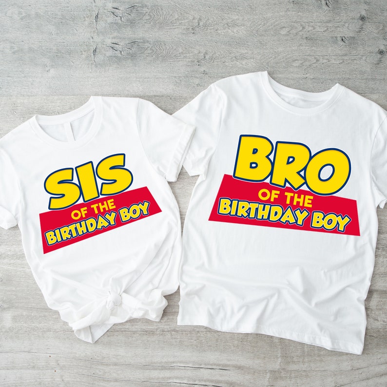 Puede incluir: Dos camisetas blancas con un dise&ntilde;o rojo y amarillo. La camiseta de la izquierda dice "Sis of the Birthday Boy" y la camiseta de la derecha dice "Bro of the Birthday Boy".