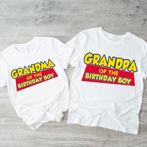 Puede incluir: Dos camisetas blancas con un dise&ntilde;o gr&aacute;fico rojo y amarillo. El texto en las camisetas dice "Abuela del ni&ntilde;o de cumplea&ntilde;os" y "Abuelo del ni&ntilde;o de cumplea&ntilde;os".