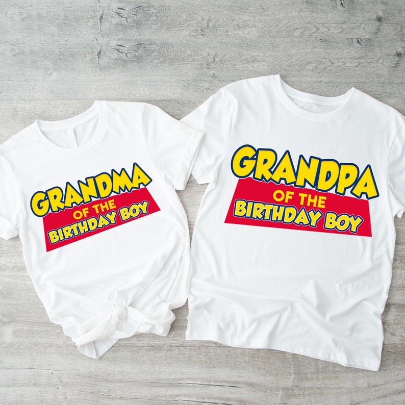 Puede incluir: Dos camisetas blancas con un dise&ntilde;o gr&aacute;fico rojo y amarillo. El texto en las camisetas dice "Abuela del ni&ntilde;o de cumplea&ntilde;os" y "Abuelo del ni&ntilde;o de cumplea&ntilde;os".