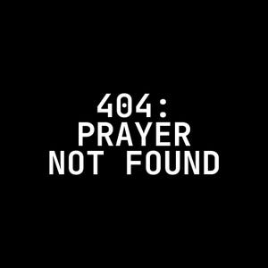 Op de afbeelding: Een zwart grafisch ontwerp met de witte tekst 404: PRAYER NOT FOUND. De tekst is gecentreerd en gebruikt een strak, schreefloos lettertype. Het ontwerp bootst een digitale foutmelding na, met het getal 404 prominent boven de tekst.