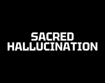 Può includere: Il testo SACRED HALLUCINATION è visualizzato in un carattere in grassetto, bianco, senza grazie e in stile blocco. Le lettere sono disposte su due righe, con SACRED sulla riga superiore e HALLUCINATION su quella inferiore, su sfondo nero.