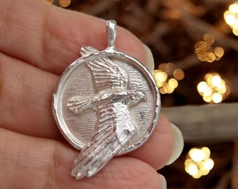 スターリングシルバーの鷹のネックレス：飛翔する鳥のトーテム、自由の