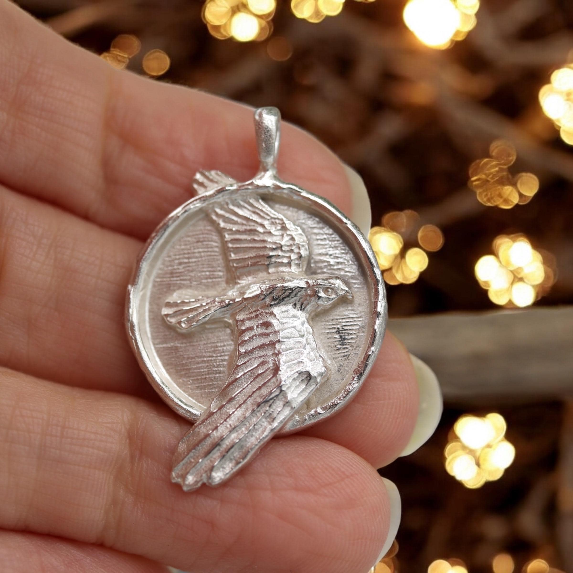 スターリングシルバーの鷹のネックレス：飛翔する鳥のトーテム、自由の