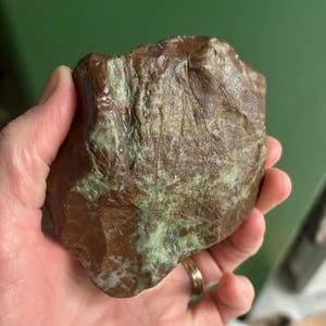 Piedra en bruto de jaspe verde claro y marrón