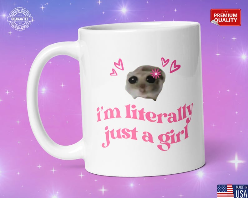 Pu&ograve; includere: Tazza in ceramica bianca con un design rosa. La tazza presenta un'immagine di un piccolo animale con un fiore sulla testa e il testo "i'm literally just a girl".