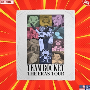 Może przedstawiać: Biały koc z kolażem postaci z kreskówek i czarnym napisem "TEAM ROCKET THE ERAS TOUR". Koc ma czerwono-żółte tło ze słowami "ORIGINAL" i "SPECIAL OFFER" w rogach.