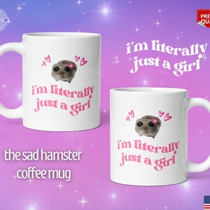 Pu&ograve; includere: Tazza da caff&egrave; in ceramica bianca con una grafica rosa e bianca di un criceto con il testo "Sono letteralmente solo una ragazza" e le parole "la tazza da caff&egrave; del criceto triste" sotto la grafica.