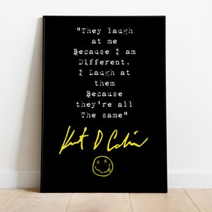 Può includere: Stampa tipografica in bianco e nero con una firma gialla e un'emoticon sorridente. La citazione recita "Ridono di me Perché sono Diverso. Rido di loro Perché sono tutti Uguali" - Kat Dalkin.