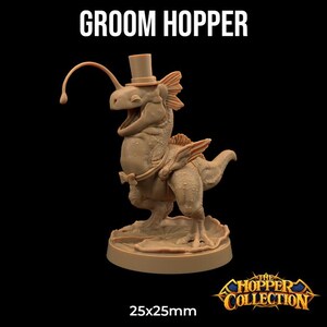 Puede incluir: Una criatura marrón, miniatura, similar a un dinosaurio, que lleva un sombrero de copa y una corbata de lazo. La criatura tiene alas y una cola larga y delgada. La criatura está de pie sobre una base redonda. La base está etiquetada como "The Hopper Collection" y "25x25mm".