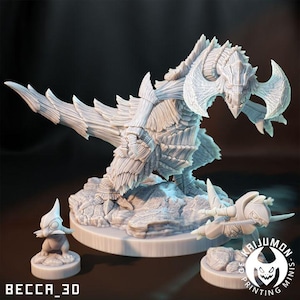 Pode incluir: Figura detalhada de criatura fantástica impressa em 3D, de cor clara, com cabeça com chifres, costas pontiagudas e garras grandes. A figura está em uma base rochosa, acompanhada por duas figuras menores. O texto "BECCA_3D" é visível.