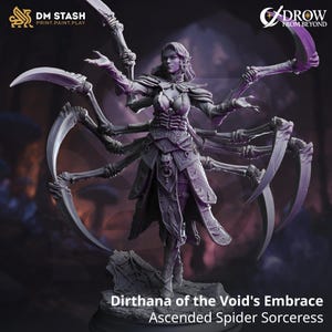 Puede incluir: Una detallada figura de Dirthana of the Void's Embrace, una Ascended Spider Sorceress. La figura gris presenta múltiples patas de araña con cuchillas en forma de guadaña. La hechicera está en una pose dinámica, con texto que dice "DM STASH PRINT.PAINT.PLAY" y "DROW FROM BEYOND".