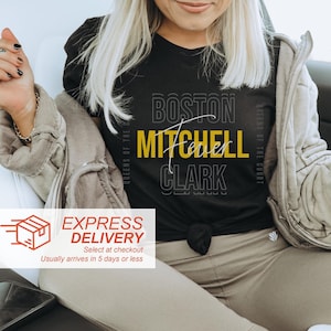 Puede incluir: Camiseta negra con texto blanco que dice "QUEENS OF THE BOSTON MITCHELL CLARK QUEENS OF THE COURT".