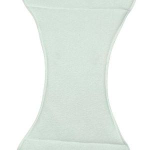 Könnte beinhalten: Ein weißer, weicher und saugfähiger Stoffwindeleinsatz. Der Einsatz hat die Form einer Träne und eine glatte, gleichmäßige Textur.