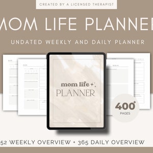 以下が含まれることがあります： ベージュの背景に「mom life PLANNER」という茶色の文字が書かれたデジタルプランナー。日付は記入されておらず、52週間分と365日分のページがあり、合計400ページ以上あります。