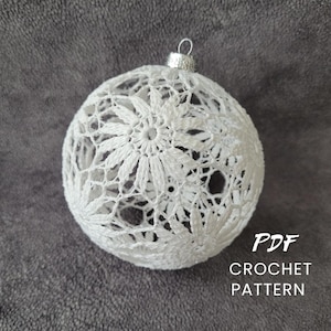 Peut inclure: Ornement de Noël blanc en crochet avec un motif floral délicat. Patron de crochet PDF inclus.