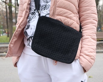 Handmade Crochet Crossbody Bag: Modern Woven Shoulder Bag