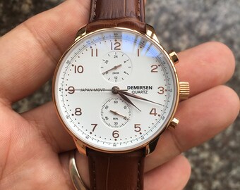 Demirsen 41 mm Horloge met dubbele tijd Witte wijzerplaat, gouden kast en bruine leren band - KAN WORDEN GEPERSONALISEERD