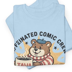 Caffeinated Comic Crew Bear che sorseggia caffè Java, maglietta unisex Gildan 5000 in 100% cotone, taglie dalla S alla 5XL