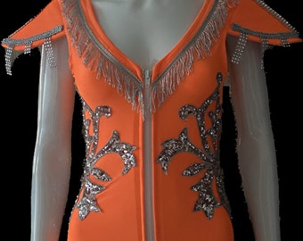 Traje de gato con hombreras de color naranja