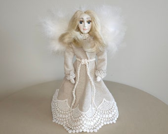 Muñeco ángel hecho a mano. Muñeca coleccionable única. Muñeca artística gris claro con vestido hecho a mano y plumas blancas.