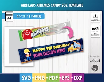 Puede incluir: Una plantilla imprimible para un envoltorio de barra de caramelo de 2 oz. El envoltorio está diseñado para parecerse a una barra de caramelo Airheads Xtreme. El envoltorio es azul y blanco con una imagen de un trabajador de la construcción y un camión volquete. El texto en el envoltorio dice "Feliz 7º cumpleaños" y "Tu diseño aquí".