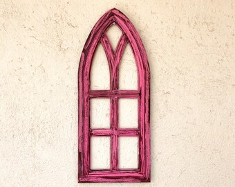 Finestra rosa della chiesa, cornici per finestre in stile rustico. Finestra ad arco antica, arazzo, decorazione murale, arte murale
