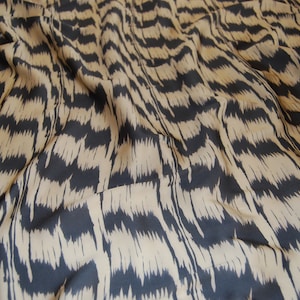 New: charmeuse print jnk dis T6302, sold by the meter continuously. Elastic viscose charmeuse with a soft touch, high fashion silk effect