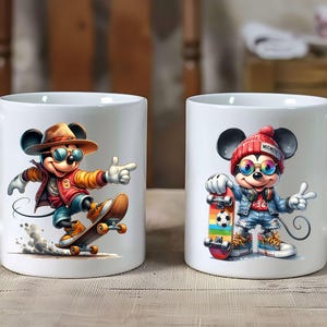 Peut inclure: Deux tasses en c&eacute;ramique blanche avec des images de Mickey Mouse en skateboard dessin&eacute;es en couleur. Une tasse repr&eacute;sente Mickey Mouse portant un chapeau rouge et blanc, des lunettes de soleil et une veste en jean bleue. L'autre tasse repr&eacute;sente Mickey Mouse portant une veste jaune, des lunettes de soleil et un chapeau marron. Les deux tasses ont une poign&eacute;e noire.