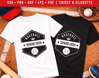 Könnte beinhalten: Zwei T-Shirts, eines weiß und eines schwarz, mit einem Baseball-Motiv. Das Design enthält den Text "BASEBALL SENIOR 2026" und eine Baseball-Grafik. Das Bild enthält auch einen Baseball, einen Handschuh, einen Schläger und eine Baseballkappe.