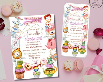 Puede incluir: Una invitación de fiesta de cumpleaños de temática de Alicia en el País de las Maravillas, rosa y dorada, sobre un fondo blanco. La invitación presenta una ilustración caprichosa de personajes de Alicia en el País de las Maravillas, incluyendo al Sombrerero Loco, el Conejo Blanco y la Reina de Corazones. El texto de la invitación dice: "Únete a nosotros en el País de las Maravillas de Samantha para una fiesta de té del Sombrerero Loco para celebrar su 5º cumpleaños. Sábado, 28 de junio, 13:00-15:00. 123 Any street, Any city."