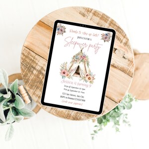 Op de afbeelding: Een digitale uitnodiging voor een slaapfeestje met een roze en witte tipi-illustratie en bloemmotieven. De tekst luidt: "Klaar om laat op te blijven? Doe mee met ons slaapfeestje. Jessica wordt 9 jaar. Aflevering op 22 september om 18:00 uur. Ophalen op 23 september om 9:00 uur. 123 Any Street, Any City. RSVP naar Donna 1234567890. Pak je pyjama!"