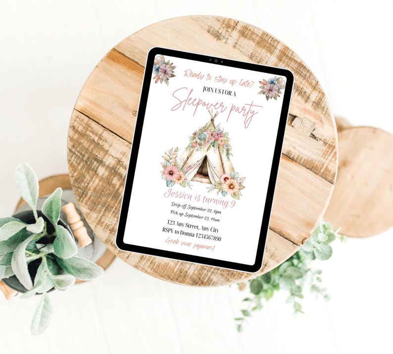 Op de afbeelding: Een digitale uitnodiging voor een slaapfeestje met een roze en witte tipi-illustratie en bloemmotieven. De tekst luidt: "Klaar om laat op te blijven? Doe mee met ons slaapfeestje. Jessica wordt 9 jaar. Aflevering op 22 september om 18:00 uur. Ophalen op 23 september om 9:00 uur. 123 Any Street, Any City. RSVP naar Donna 1234567890. Pak je pyjama!"