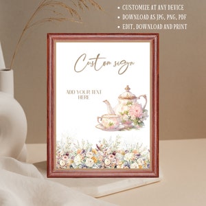 Op de afbeelding: Een printbaar bord met een aquarel-illustratie van een theepot en een theekopje met bloemmotieven. Het bord staat "Custom sign" en "Add your text here".
