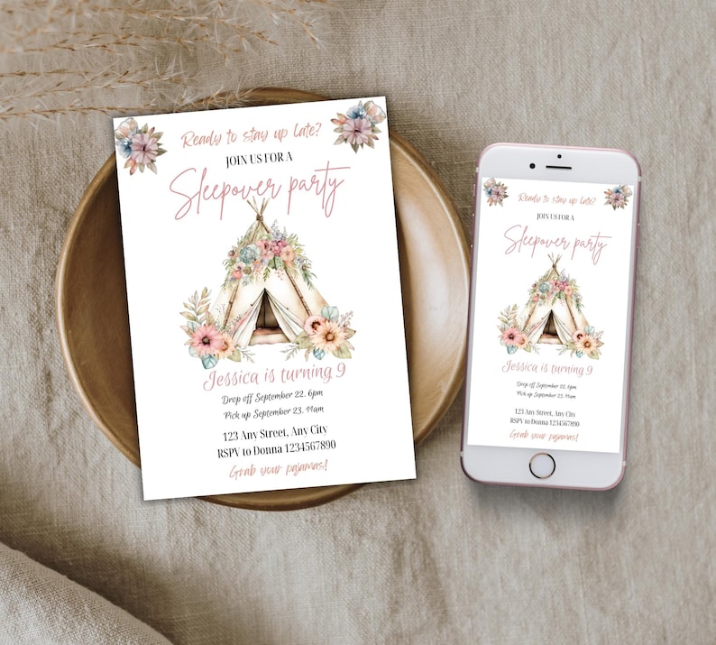 Op de afbeelding: Een roze en witte uitnodiging voor een slaapfeestje met een aquarel-illustratie van een tipi-tent versierd met bloemen. De tekst op de uitnodiging luidt: "Klaar om laat op te blijven? Doe mee met ons slaapfeestje. Jessica wordt 9 jaar. Aankomst op 22 september om 18:00 uur. Ophalen op 23 september om 8:00 uur. 123 Any Street, Any City. RSVP naar Donna 1234567890. Pak je pyjama in!"