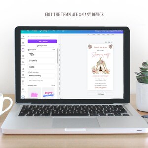 Op de afbeelding: Een laptopscherm waarop een digitale ontwerptemplate voor een pyjamafeestuitnodiging wordt weergegeven. De uitnodiging heeft een roze en witte tipi met bloemmotieven en de tekst "Het is tijd om te stralen, schat! Prinsessen pyjamafeest".