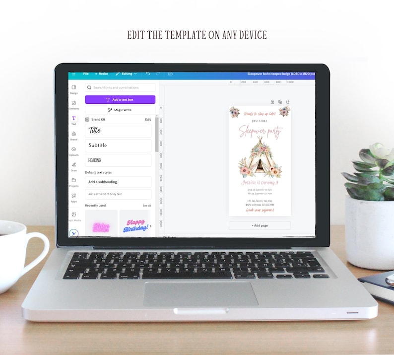 Op de afbeelding: Een laptopscherm waarop een digitale ontwerptemplate voor een pyjamafeestuitnodiging wordt weergegeven. De uitnodiging heeft een roze en witte tipi met bloemmotieven en de tekst "Het is tijd om te stralen, schat! Prinsessen pyjamafeest".