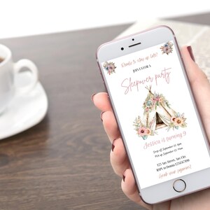 Op de afbeelding: Een digitale uitnodiging voor een slaapfeestje met een roze en wit tipi-ontwerp. De uitnodiging luidt "Klaar om laat op te blijven? Doe mee met [name] voor een slaapfeestje". De uitnodiging bevat ook de tekst "Jessica wordt 9", "Afgeven op 22 september om 19:00 uur", "Ophalen op 23 september om 19:00 uur", "123 Any Street, Any City", "RSVP naar Donna 1234567890", en "Pak je pyjama!"