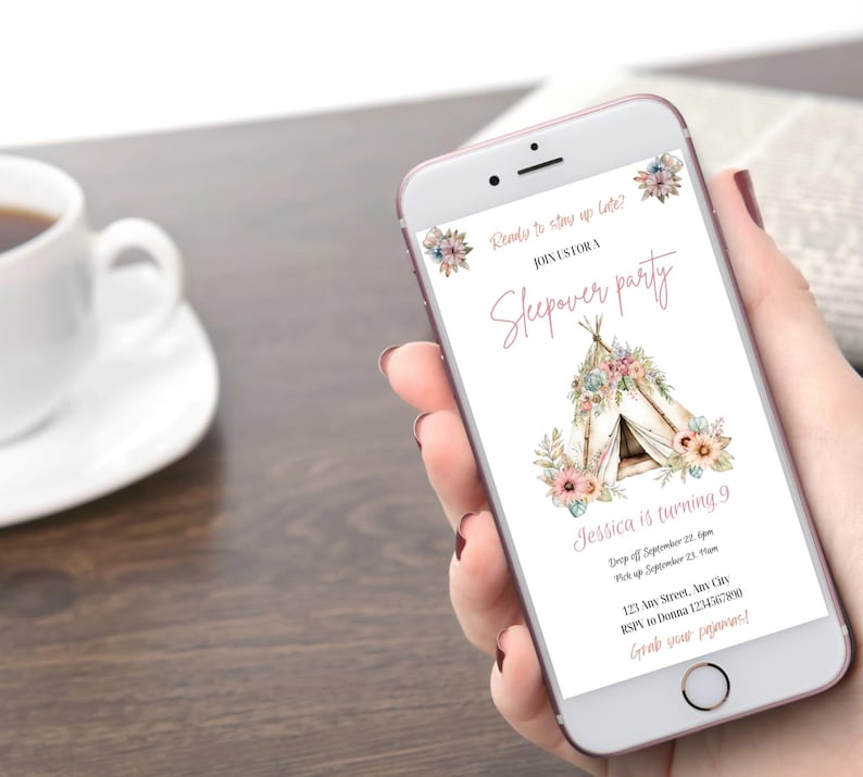 Op de afbeelding: Een digitale uitnodiging voor een slaapfeestje met een roze en wit tipi-ontwerp. De uitnodiging luidt "Klaar om laat op te blijven? Doe mee met [name] voor een slaapfeestje". De uitnodiging bevat ook de tekst "Jessica wordt 9", "Afgeven op 22 september om 19:00 uur", "Ophalen op 23 september om 19:00 uur", "123 Any Street, Any City", "RSVP naar Donna 1234567890", en "Pak je pyjama!"