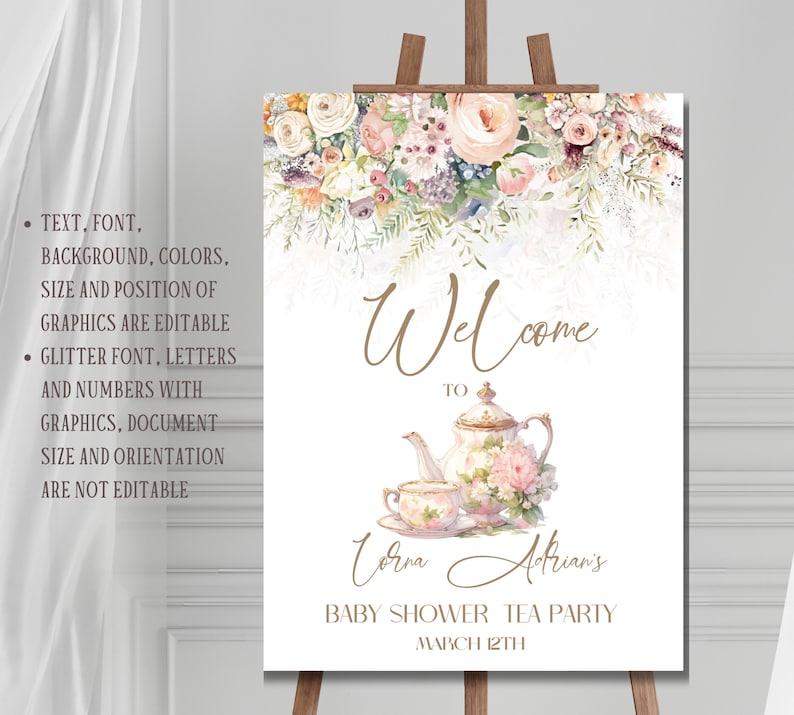 Op de afbeelding: Een wit welkomsbord met een bloemige rand en een illustratie van een theepot en een theekopje. De tekst luidt "Welkom bij Lorna Adrian's Baby Shower Tea Party March 12th".