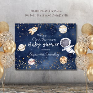 Może przedstawiać: Niebiesko-złoty baner na przyjęcie z okazji narodzin dziecka z gwiazdami, planetami i rakietą. Tekst brzmi "We are over the moon baby shower in honor of Samantha Breadley".
