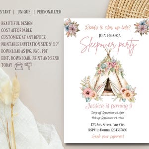 Op de afbeelding: Printbare uitnodiging voor een slaapfeestje met een roze en witte tipi-illustratie en bloemmotieven. De tekst luidt "Klaar om laat op te blijven? Doe mee met een slaapfeestje. Jessica wordt 9 jaar. Aankomst op 22 september om 18:00 uur. Vertrek op 23 september om 11:00 uur. 123 Any Street, Any City. RSVP naar Donna 1234567890. Pak je pyjama's in!"