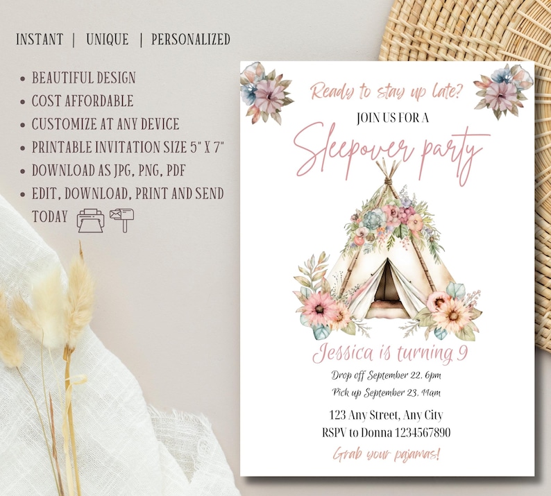 Op de afbeelding: Printbare uitnodiging voor een slaapfeestje met een roze en witte tipi-illustratie en bloemmotieven. De tekst luidt "Klaar om laat op te blijven? Doe mee met een slaapfeestje. Jessica wordt 9 jaar. Aankomst op 22 september om 18:00 uur. Vertrek op 23 september om 11:00 uur. 123 Any Street, Any City. RSVP naar Donna 1234567890. Pak je pyjama's in!"