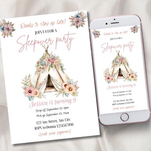 Op de afbeelding: Een roze en witte uitnodiging voor een slaapfeestje met een aquarel-illustratie van een tipi-tent versierd met bloemen. De tekst luidt: "Klaar om laat op te blijven? Doe mee met ons voor een slaapfeestje. Jessica wordt 9 jaar. Aankomst op 22 september om 18:00 uur. Ophalen op 23 september om 4:00 uur. 123 Any Street, Any City. RSVP naar Donna 1234567890. Pak je pyjama's in!"