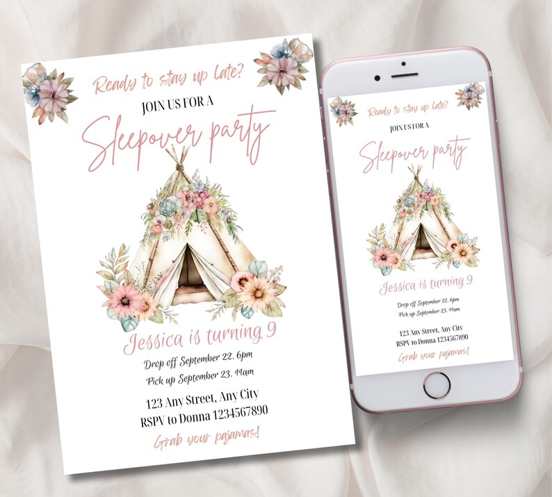 Op de afbeelding: Een roze en witte uitnodiging voor een slaapfeestje met een aquarel-illustratie van een tipi-tent versierd met bloemen. De tekst luidt: "Klaar om laat op te blijven? Doe mee met ons voor een slaapfeestje. Jessica wordt 9 jaar. Aankomst op 22 september om 18:00 uur. Ophalen op 23 september om 4:00 uur. 123 Any Street, Any City. RSVP naar Donna 1234567890. Pak je pyjama's in!"