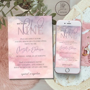 Puede incluir: Una invitación de baby shower rosa y morada con un fondo de acuarela y el texto "we're on cloud nine". La invitación incluye el nombre "Agata Enderson" y los detalles de la ducha, incluyendo la fecha, la hora y la ubicación. La invitación también incluye el texto "registered at anywebsite".