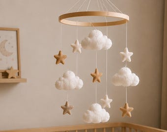 Babymobiel met bouclé wolkjes en vilten sterren, neutrale babymobiel, neutrale kinderkamermobiel, wolkjesmobiel, mobiel met vilten sterren