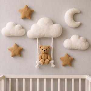 Kinderzimmer Wand Dekor – Teddy Bär auf Schaukel mit Wolken, Sterne & Mond | Neutrale Babyzimmer Dekoration | Baby-Dusche-Geschenk