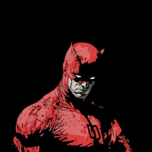 Può includere: Illustrazione in stile fumetto di un supereroe in tuta rossa con corna, su sfondo nero. Il volto del personaggio è parzialmente visibile, con occhi bianchi e un'espressione severa. La tuta ha un motivo strutturato e la lettera "D" è visibile.