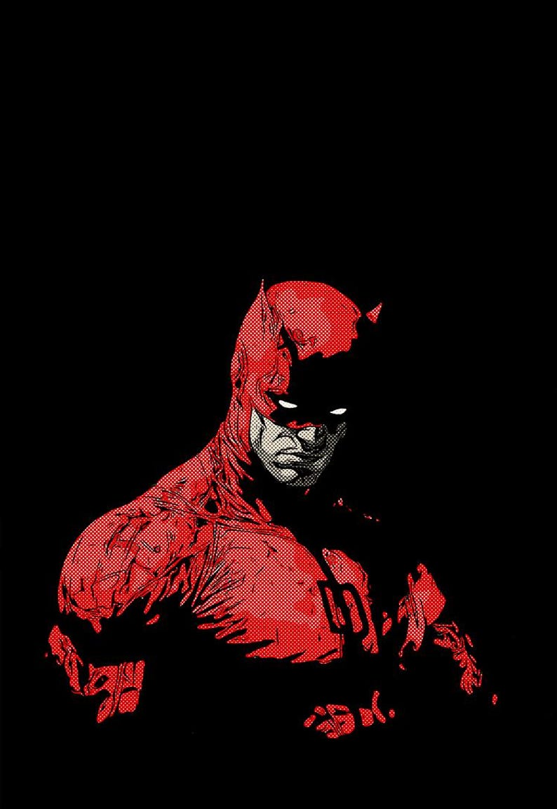 Pu&ograve; includere: Illustrazione in stile fumetto di un supereroe in tuta rossa con corna, su sfondo nero. Il volto del personaggio &egrave; parzialmente visibile, con occhi bianchi e un'espressione severa. La tuta ha un motivo strutturato e la lettera "D" &egrave; visibile.
